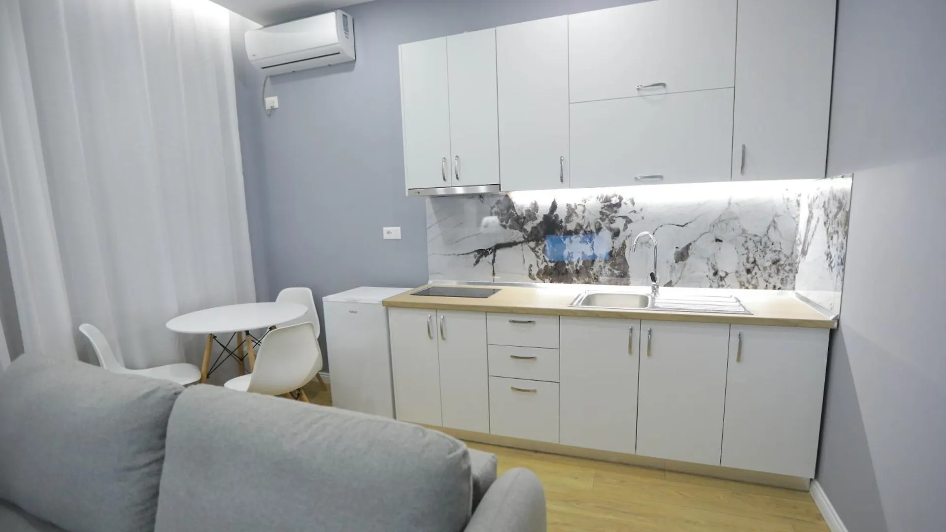 Arlis Apartments - Near North And South Terminal Tirana 0*,