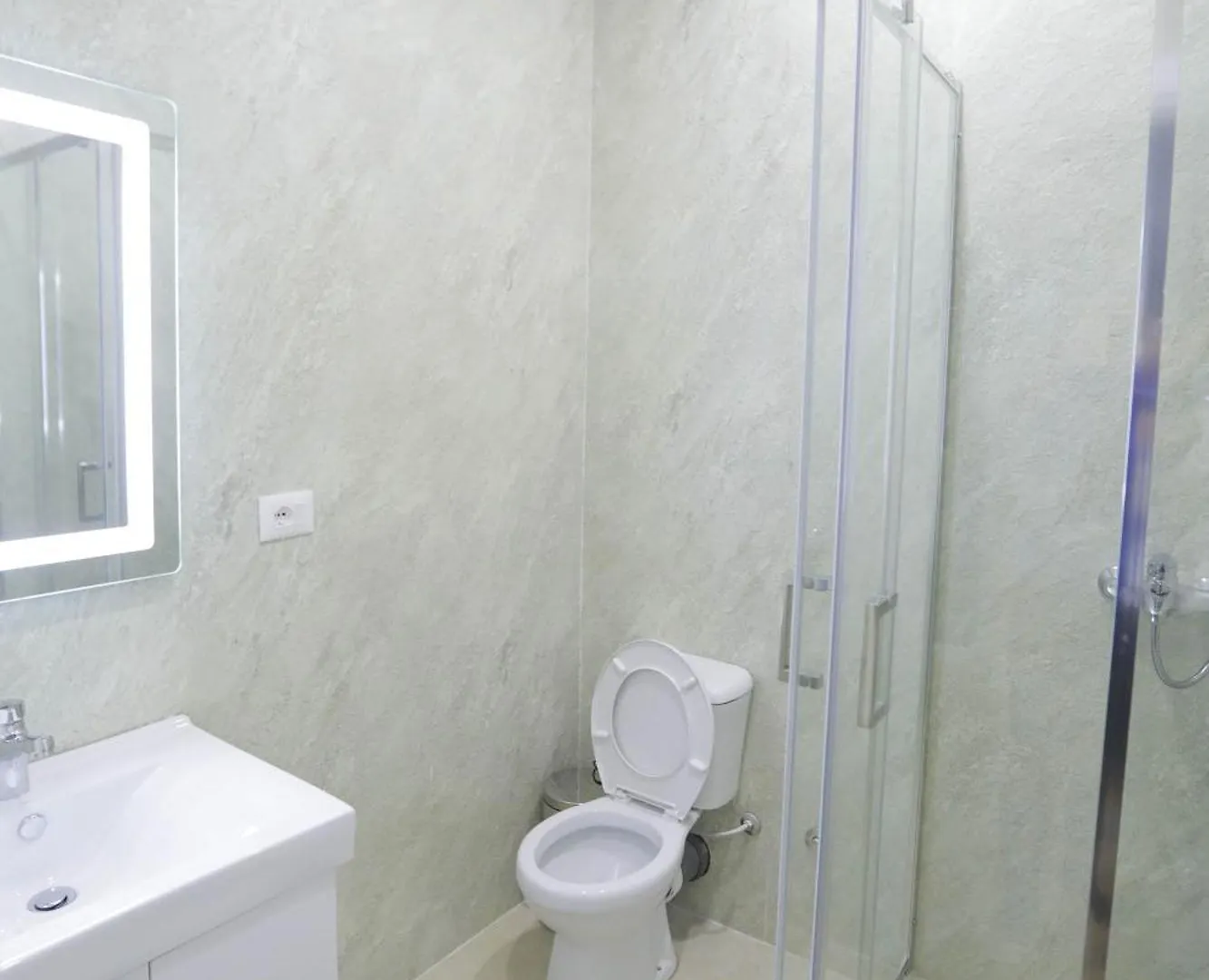 Arlis Apartments - Near North And South Terminal Tirana Albânia