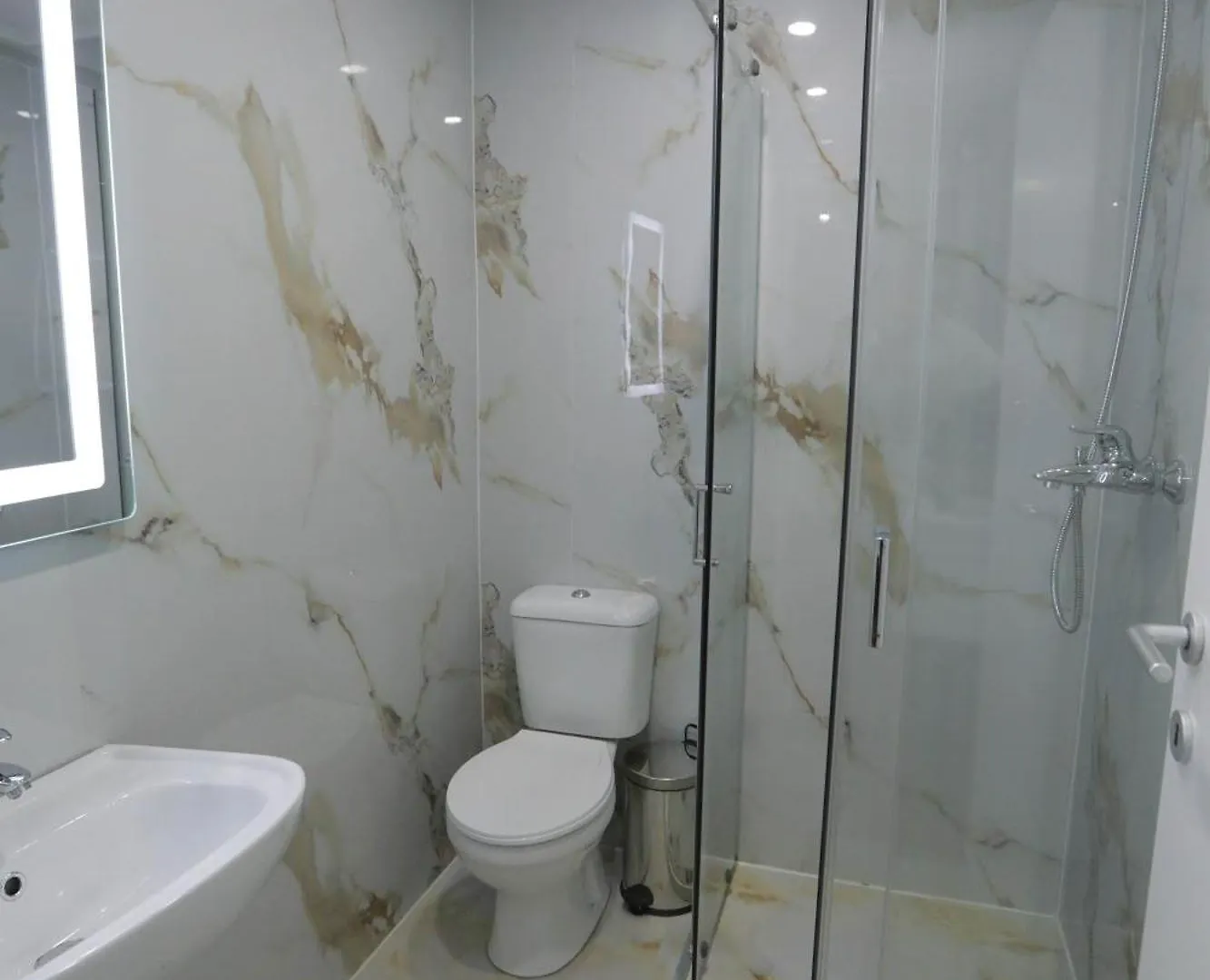 Arlis Apartments - Near North And South Terminal Tirana 0*,  Albânia