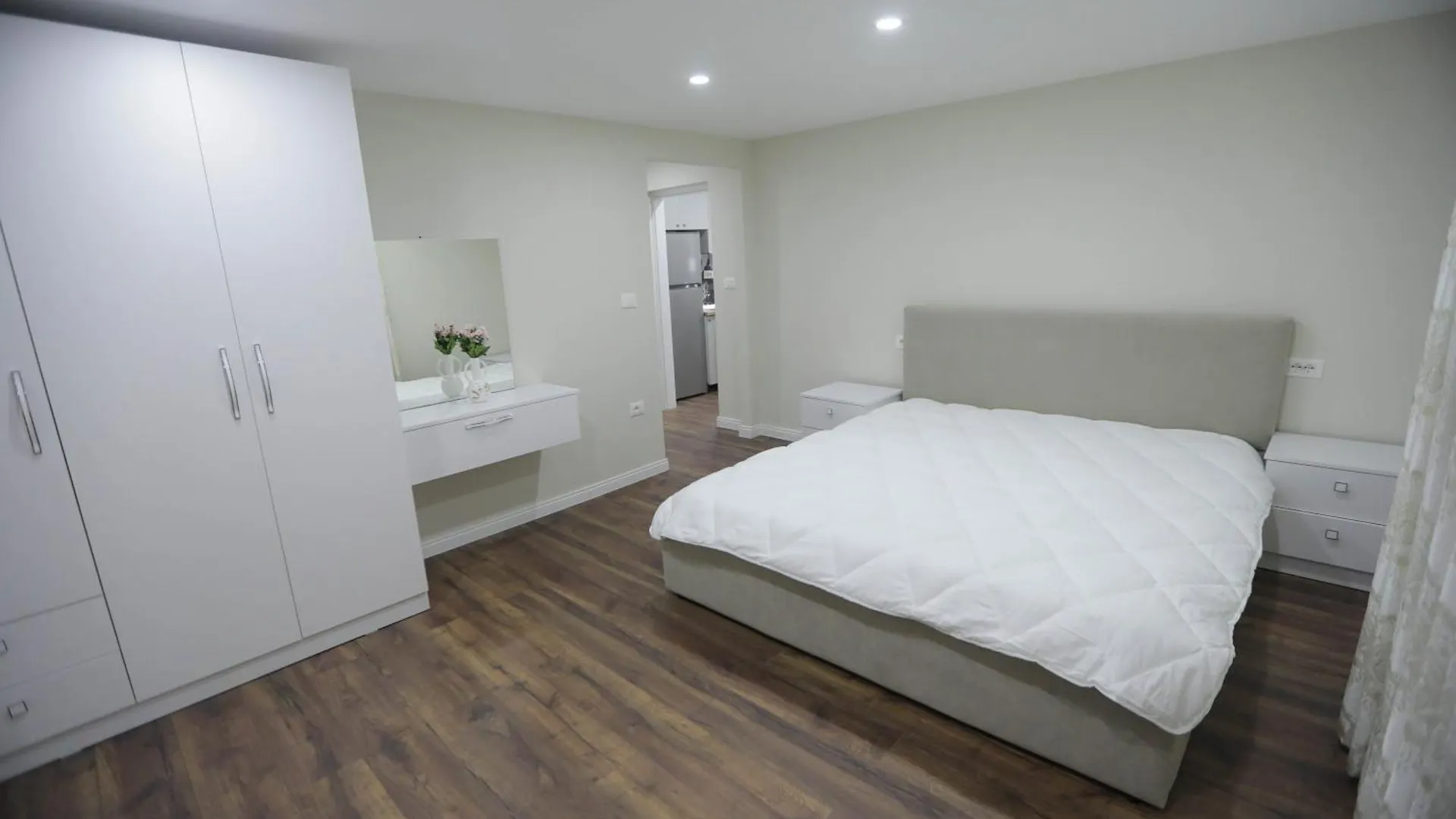 Arlis Apartments - Near North And South Terminal Tirana
