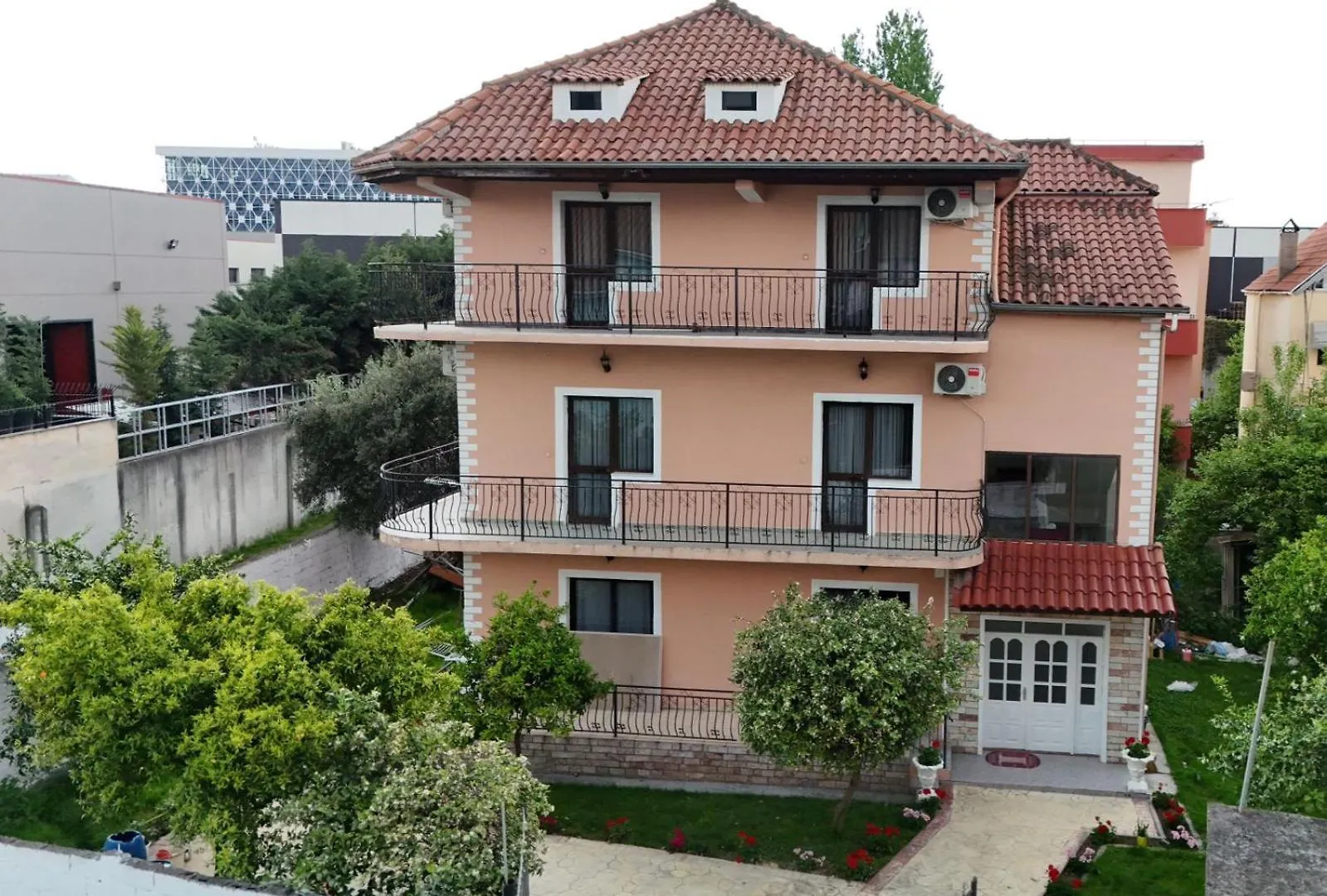 Arlis Apartments - Near North And South Terminal Tirana